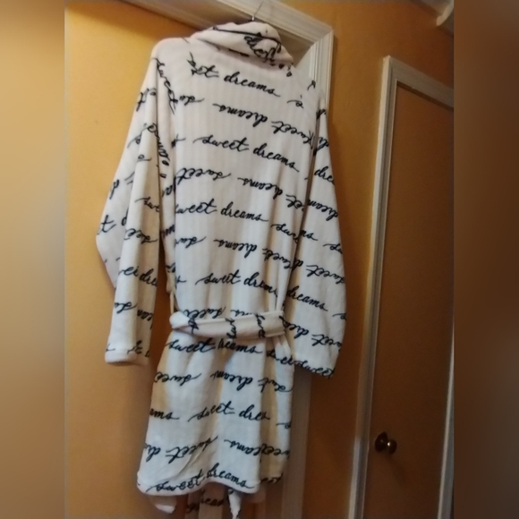 Victoria Secret - Picture 4 of 5